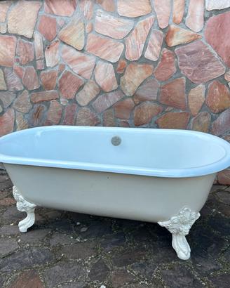 Vasca da bagno in ghisa con piedini