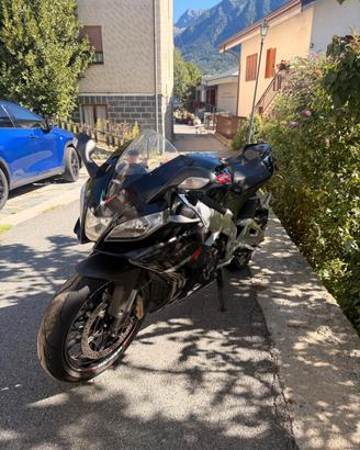 RSV4 R
