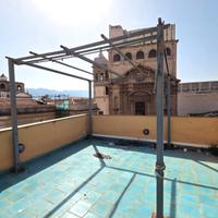 Grande immobile con terrazza in Via Montevergini