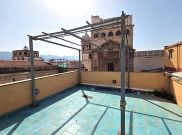 Grande immobile con terrazza in Via Montevergini