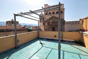 Grande immobile con terrazza in Via Montevergini