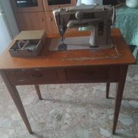 Macchina da cucire SINGER con mobile