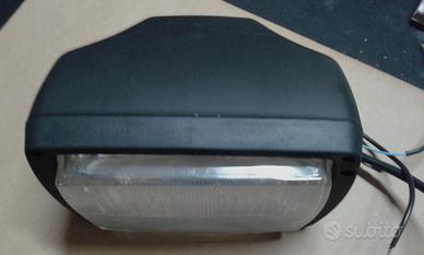 Fanale anteriore per moto adattabile