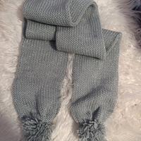 Sciarpa grigia effetto glitter argento, con pompon