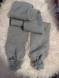 Sciarpa grigia effetto glitter argento, con pompon