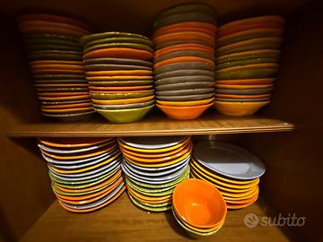 Servito piatti multicolore