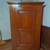 Armadio in legno massello a un’anta