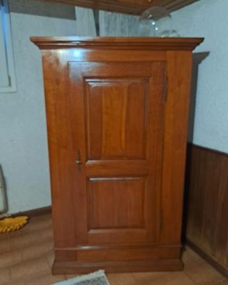 Armadio in legno massello a un’anta