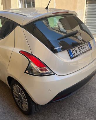Lancia y