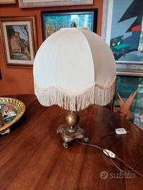 lampada da soggiorno, comodino, tavolinetto