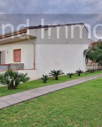 Villa singola con terreno a Fiumefreddo di Sicilia