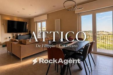 Attico / Mansarda di 140 m² con 4 locali a Catanza