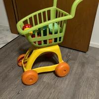 Carrello della spesa giocattolo con prodotti vari