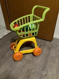 Carrello della spesa giocattolo con prodotti vari