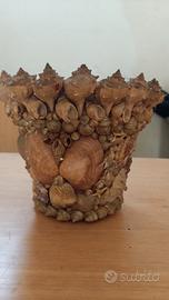 vaso terracotta con conchiglie 