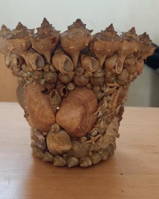 vaso terracotta con conchiglie 