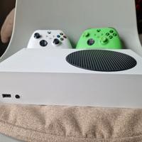Xbox Serie S con 2 controller