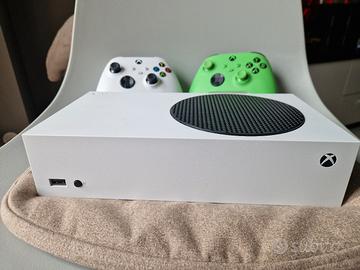 Xbox Serie S con 2 controller