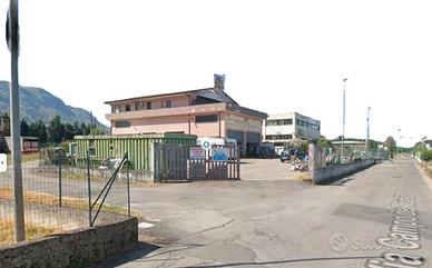Magazzino con piazzale