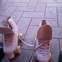 pattini nuovi e protezioni gambe e braccia