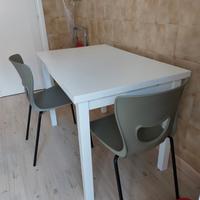Tavolo da cucina con sedie