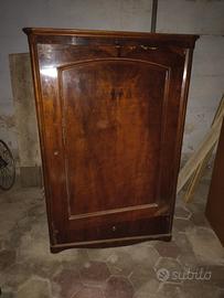armadio antico in buone condizioni