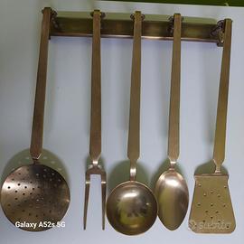 utensili da cucina in ottone vintage