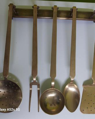 utensili da cucina in ottone vintage
