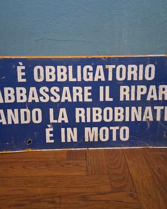 Cartello obbligatorio abbassare il riparo