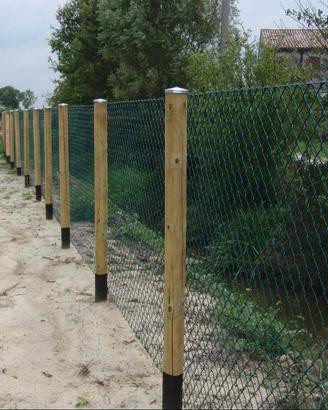 Servizio recinzione con pali in legno 