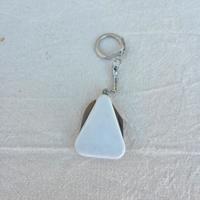 Portachiavi multifunzione triangolare bianco.