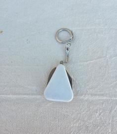 Portachiavi multifunzione triangolare bianco.