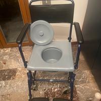 Sedia a rotelle con comoda  comoda per anziani