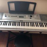 Sintetizzatore Yamaha DGX-220 con supporto