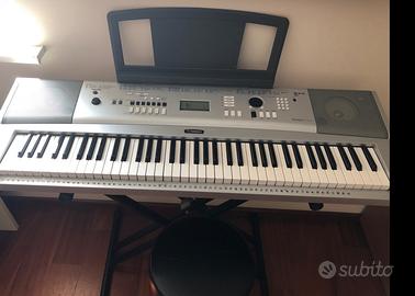 Sintetizzatore Yamaha DGX-220 con supporto