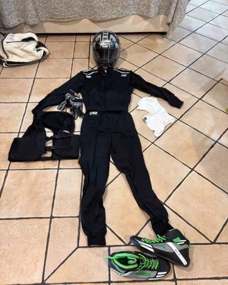 Kit completo kart: tuta, scarpe, paracostole,casco