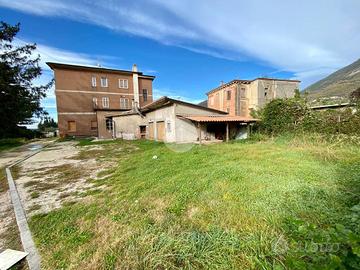 NEGOZIO A CAPRINO VERONESE