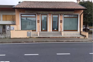 Due locali "commerciali" o "direzionali" adiac