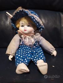 bambola in porcellana maschietto