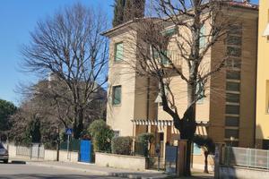 Ampio trilocale con corte esclusiva e quattro balc