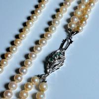 Collana perle e oro bianco 18K con pietre verdi