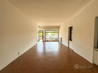 NEGOZIO A MONTEVECCHIA