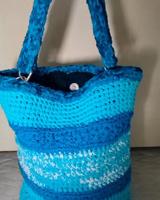 borsa realizzata a mano all'uncinetto 