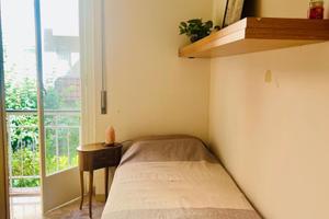 Posto letto per ragazza in ampia stanza doppia