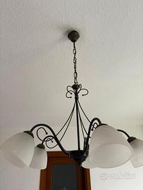 Lampadario a soffitto in ferro battuto a 5 luci.