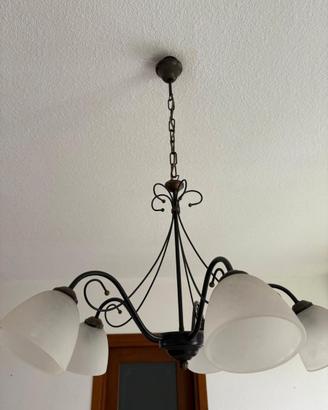 Lampadario a soffitto in ferro battuto a 5 luci.