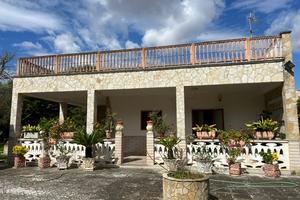 Mesagne ampia villa con giardino