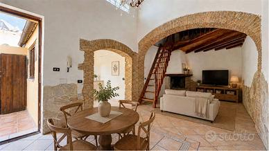 Casa indipendente con cortile