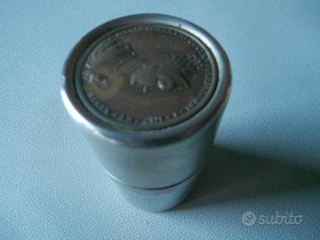 scatola cilindrica acciaio con medaglia Maria Anna