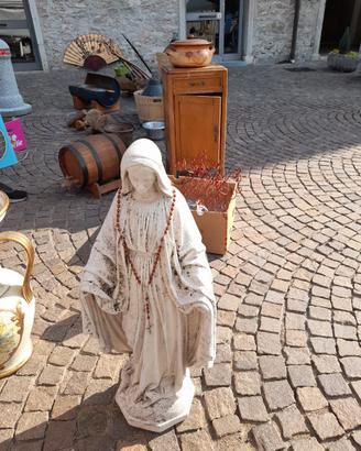 statue